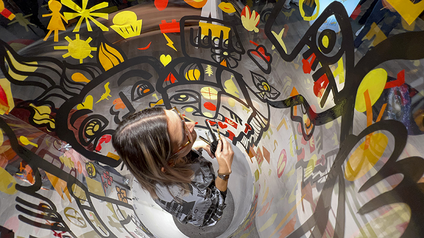La Fresque plexi de l'artiste aNa au centre du cylindre pour animation cohésion par le jeu My Art Box à Paris