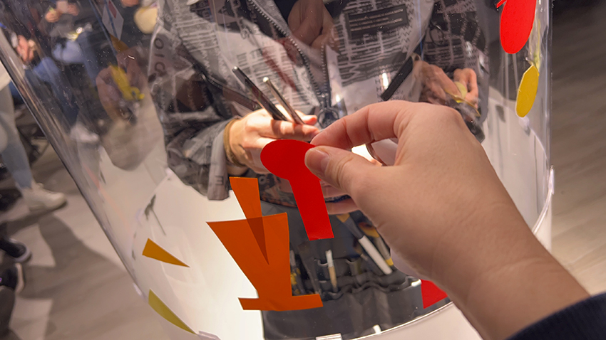 La méthode d'animation cohésion par le jeu My Art Box à Paris consiste à faire participer les collaborateurs à la création d'une totem fresque plexi mis en couleur avec des vinyles de couleurs pour minimiesr son empreinte écologique