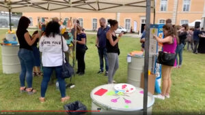 Une Géniale Animation Anniversaire Entreprise œuvre commune sur support cylindrique plexiglass PET recyclable éco-responsable imaginée par aNa Fernandes et My Art Box à Bourg-en-Bresse