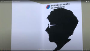 Les Portraits aux ciseaux silhouettes My Art Box en animation pour cadeau personnalisé inauguration son collé sur un papier pré imprimé avec logo et texte