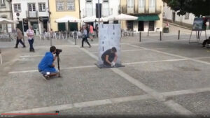 Le tube plexi ana est le coeur de la performance interactive d'art social éco-responsable par my art box