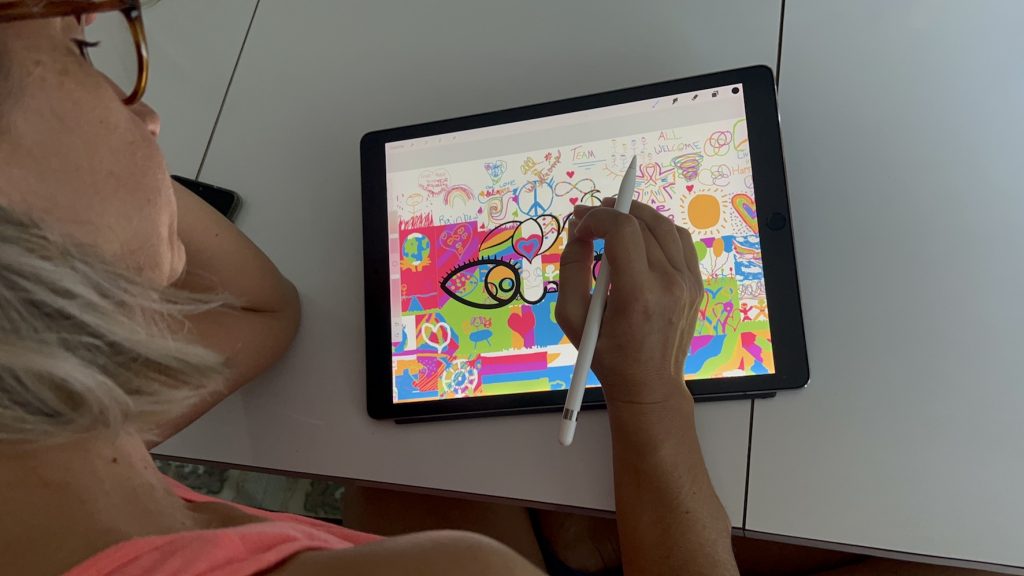 Voici comment aNa va créer la fresque digitale Pass 2024 sur sa tablette numérique Ipad Pro après avoir composé un fond avec tous les dessins des participants