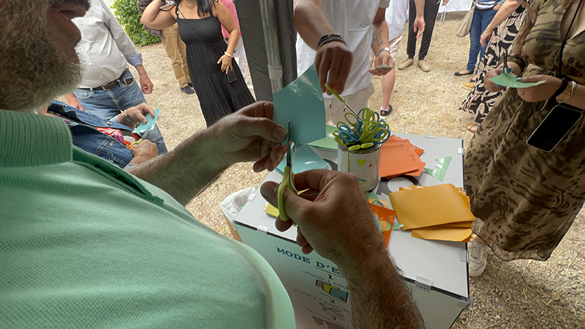 Un des participants à une Animation collaborative My Art Box pour fêter les 50 ans de Ben à Priay dans l'Ain entre Lyon et Genève