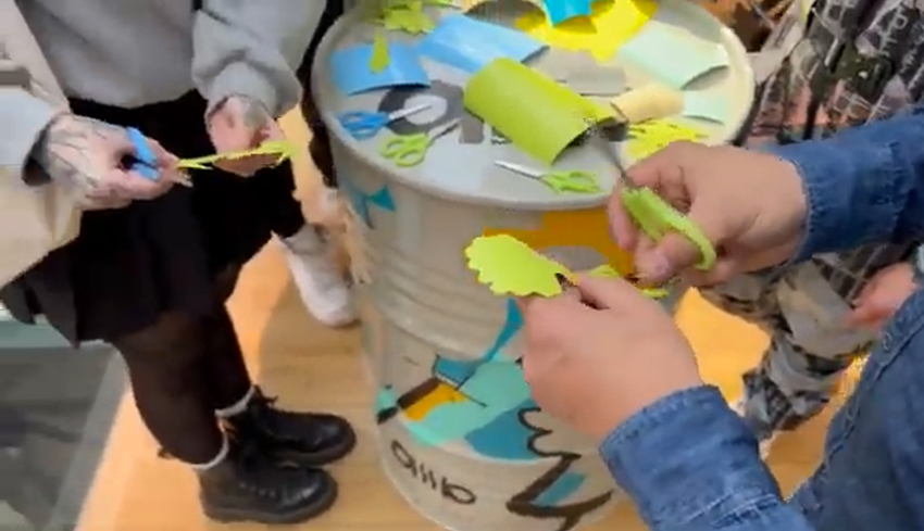 Découpage d'idées par les participants pour la fresque du lancement produit éco-responsable My Art Box à Lyon