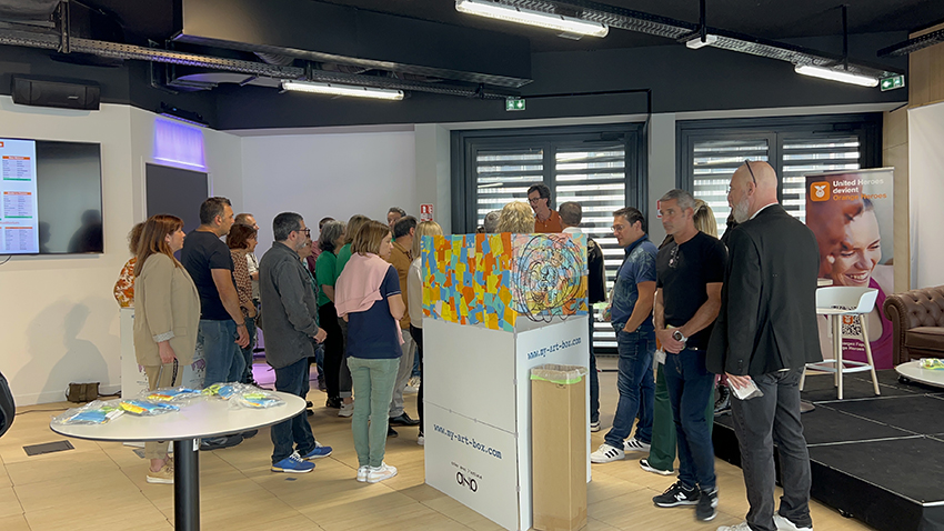 Des participants au breifing du programme cohésion My Art Box à Lyon autour de l'animateur Christophe Chazot