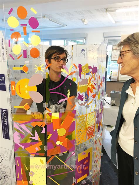 ana dans un tube plexi puzzle qui permet d'offrir un morceau à chaque participant