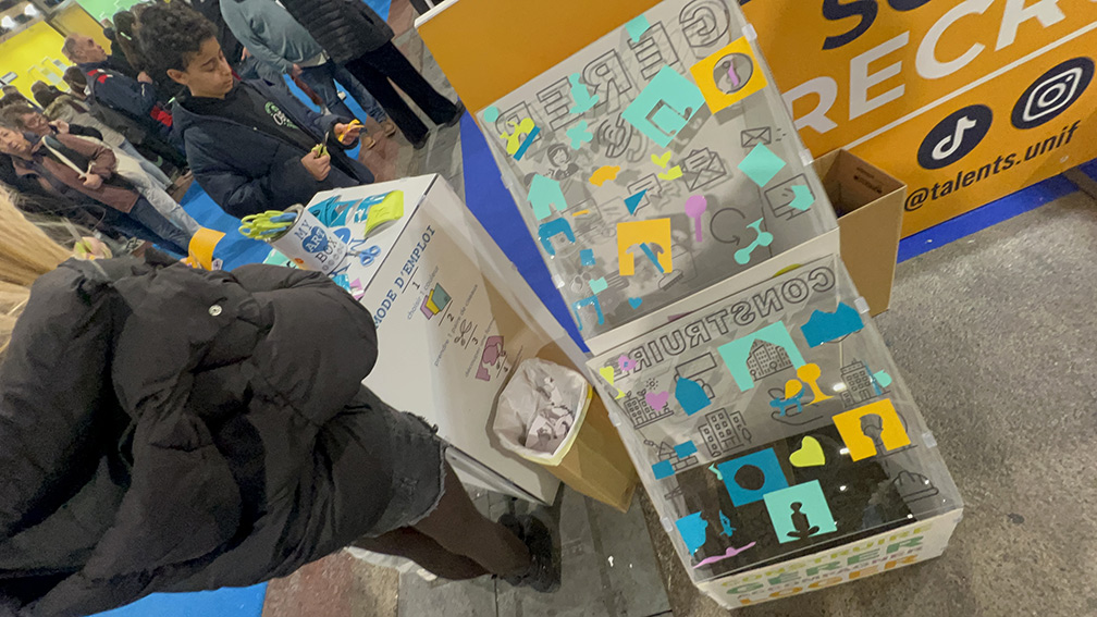 Un participant à l'animation fresque de stand du logement social au Mondial des métiers de Lyon