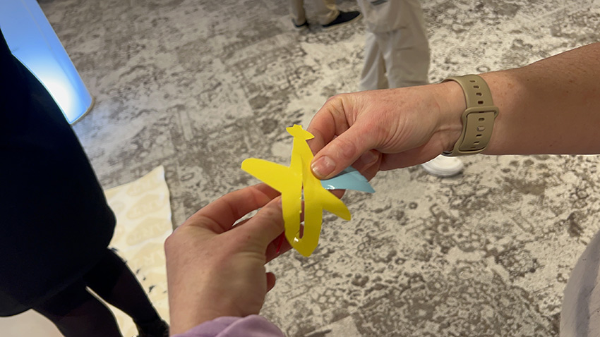 Une idée d’avion jaune découpé par un participant pour les 2 fresques écoresponsables animées par My Art Box à Lyon