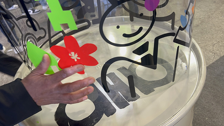 Une fleur rouge découpée dans du vinyle pour la fresque plexi éco-responsable numéro é en animation de stand pour scolaires à Grenoble