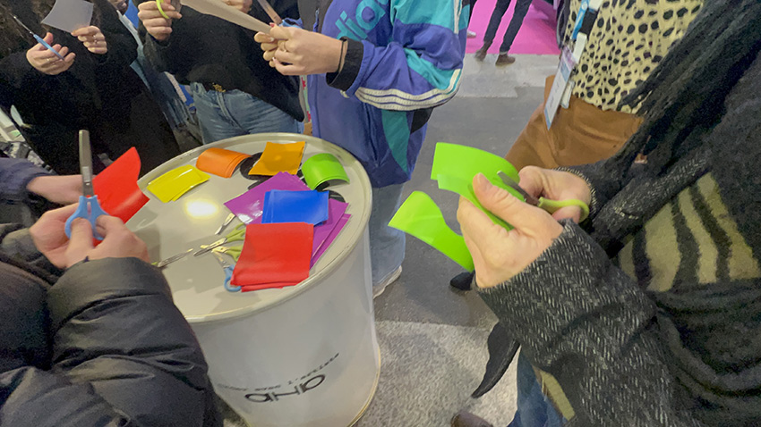 Des participants découpent des idées qu'ils collent ensuite sur fresque plexi éco-responsable My Art Box lors de l'animation de stand pour scolaires à Grenoble