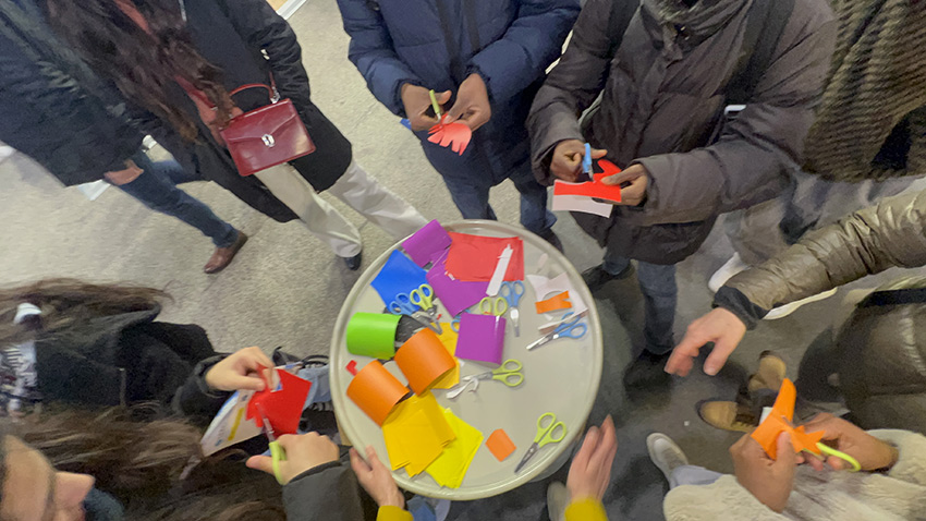 De jeunes participants découpent dans du vinyle de couleurs leurs idées qu'ils collent ensuite sur fresque plexi éco-responsable My Art Box en animation de stand pour scolaires à Grenoble