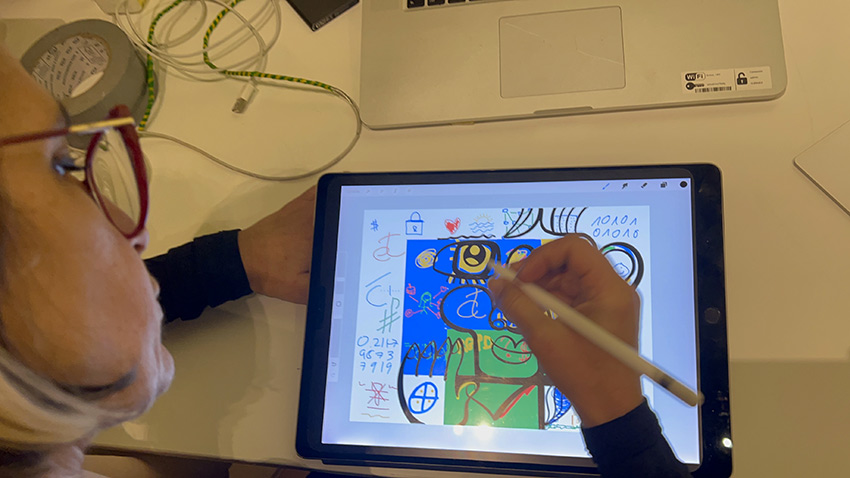 aNa artiste en train de dessiner la fresque sobre My Art Box à Bruxelles sur Ipad pro